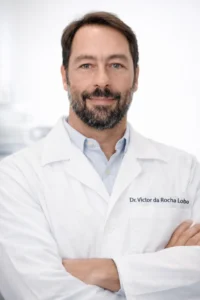 Dr. Victor Lobo cirurgião-dentista em seu consultório em Copacabana RJ