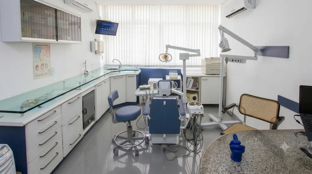 Recepção acolhedora da clínica odontológica Dr. Victor Lobo em Copacabana